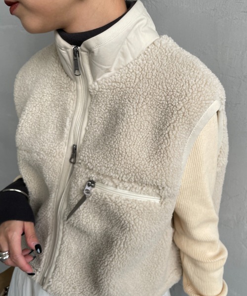 GYMPHLEX（ジムフレックス）の「[GYMPHLEX/ジムフレックス] COZY LIGHT ボアフリースショートベスト（ベスト・レディース・オフホワイト/レッド/ダークグレー・14）」の17枚目の写真