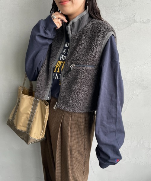 GYMPHLEX（ジムフレックス）の「[GYMPHLEX/ジムフレックス] COZY LIGHT ボアフリースショートベスト（ベスト・レディース・オフホワイト/レッド/ダークグレー・14）」の21枚目の写真