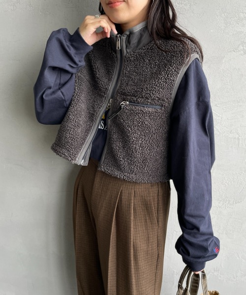 GYMPHLEX（ジムフレックス）の「[GYMPHLEX/ジムフレックス] COZY LIGHT ボアフリースショートベスト（ベスト・レディース・オフホワイト/レッド/ダークグレー・14）」の22枚目の写真