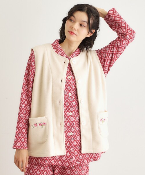 LAURA ASHLEY(ローラアシュレイ)の「クチュールローズ柄 刺繍フリースベスト(ベスト・レディース・アイボリー系/ワイン系/ブルー系その他2・00)」の1枚目の写真