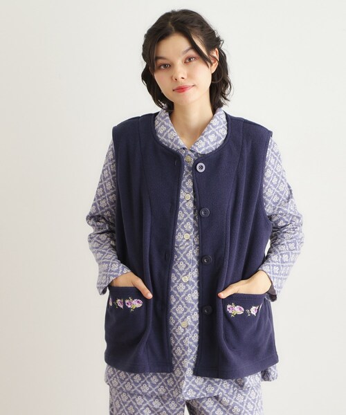 LAURA ASHLEY(ローラアシュレイ)の「クチュールローズ柄 刺繍フリースベスト(ベスト・レディース・アイボリー系/ワイン系/ブルー系その他2・00)」の2枚目の写真
