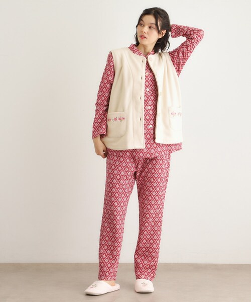 LAURA ASHLEY(ローラアシュレイ)の「クチュールローズ柄 刺繍フリースベスト(ベスト・レディース・アイボリー系/ワイン系/ブルー系その他2・00)」の5枚目の写真