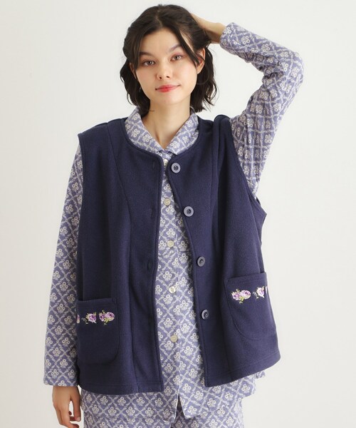 LAURA ASHLEY(ローラアシュレイ)の「クチュールローズ柄 刺繍フリースベスト(ベスト・レディース・アイボリー系/ワイン系/ブルー系その他2・00)」の12枚目の写真