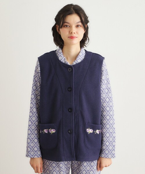 LAURA ASHLEY(ローラアシュレイ)の「クチュールローズ柄 刺繍フリースベスト(ベスト・レディース・アイボリー系/ワイン系/ブルー系その他2・00)」の16枚目の写真