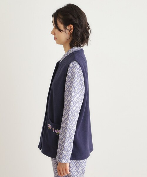 LAURA ASHLEY(ローラアシュレイ)の「クチュールローズ柄 刺繍フリースベスト(ベスト・レディース・アイボリー系/ワイン系/ブルー系その他2・00)」の17枚目の写真