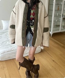 I.O.E（アイオイ）の「2つの表情を楽しむボア×キルティングジャケット（ムートンコート）」