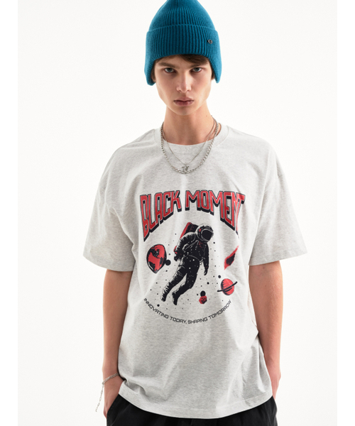 BLACK MOMENT（ブラックモーメント）の「グラフィック宇宙人半袖Tシャツ[メランジライトグレー]（Tシャツ/カットソー・メンズ・ライトグレー・SMALL/MEDIUM/LARGE）」の2枚目の写真