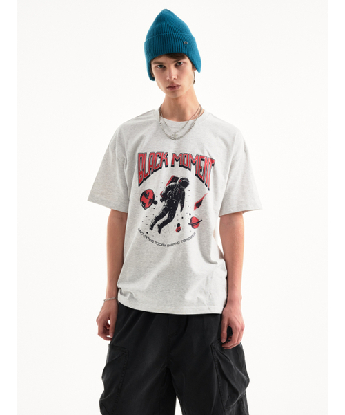BLACK MOMENT（ブラックモーメント）の「グラフィック宇宙人半袖Tシャツ[メランジライトグレー]（Tシャツ/カットソー・メンズ・ライトグレー・SMALL/MEDIUM/LARGE）」の4枚目の写真