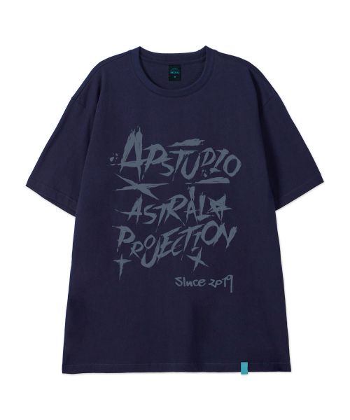 ASTRAL PROJECTION（アストラルプロジェクション）の「[ラフレタリング]コットンルーズフィット半袖Tシャツ_スペースネイビー（Tシャツ/カットソー・メンズ・その他・LARGE/MEDIUM/X-LARGE/XX-LARGE）」の2枚目の写真