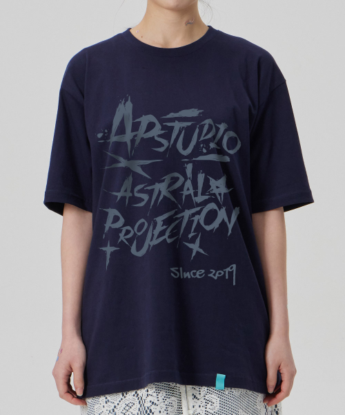 ASTRAL PROJECTION（アストラルプロジェクション）の「[ラフレタリング]コットンルーズフィット半袖Tシャツ_スペースネイビー（Tシャツ/カットソー・メンズ・その他・LARGE/MEDIUM/X-LARGE/XX-LARGE）」の3枚目の写真