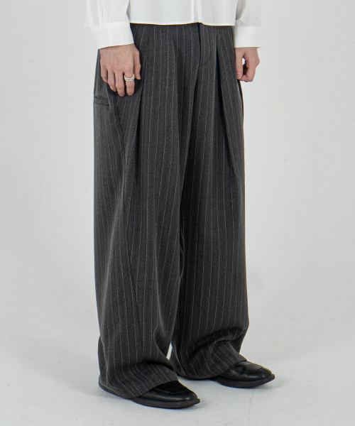 EULER(ユーラ)の「ユーティリティストライプツーピンタックスラックス(チャコールグレー)(スラックス・メンズ・その他・MEDIUM/LARGE)」の1枚目の写真