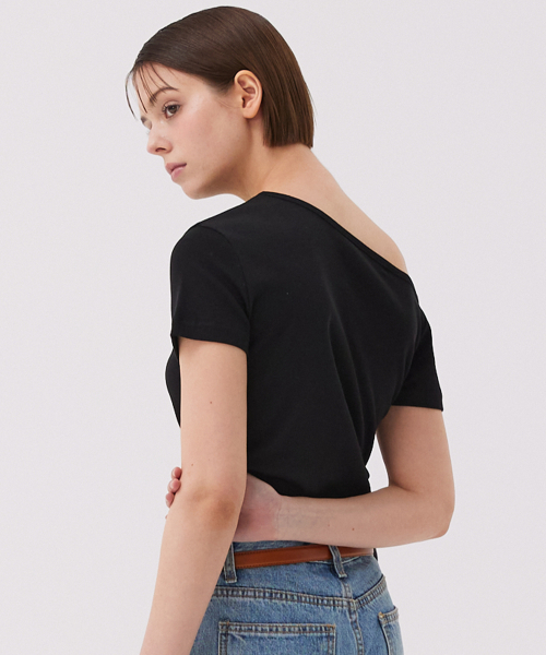 AWESOME STUDIO(オーサムスタジオ)の「アンバランスオフショルダークロップトップブラック(Tシャツ/カットソー・レディース・ブラック・FREE)」の2枚目の写真