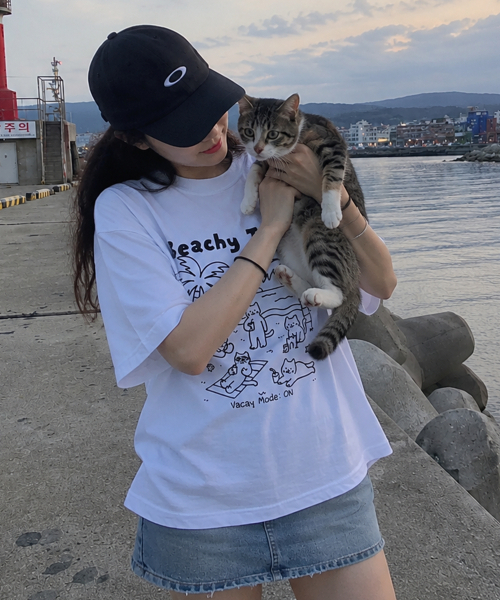 ROIDESROIS(ロワデロワ)の「ビーチタイムキャットクルー半袖Tシャツ(ホワイト)(Tシャツ/カットソー・レディース・その他・S/M/L/2XL/XL)」の1枚目の写真