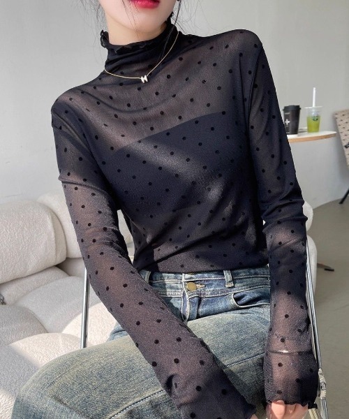 LADY LIKE(レディライク)の「プチハイネックドット柄シアートップス(Tシャツ/カットソー・レディース・ブラック/ホワイト/モカ・M)」の2枚目の写真