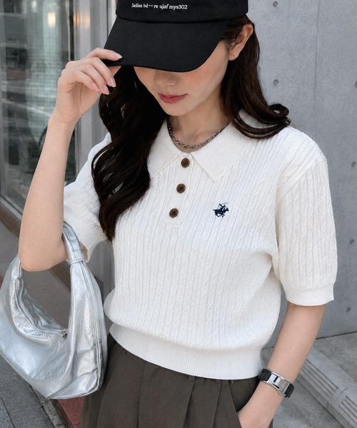 BEVERLY HILLS POLO CLUB(ビバリーヒルズポロクラブ)の「【Bevery Hills Polo Club/ビバリーヒルズ ポロクラブ】ワンポイント刺繍 ケーブル編み リブ半袖ポロニット(ニット/セーター・レディース・チャコールグレー/コーラルピンク/アイボリー・M)」の1枚目の写真