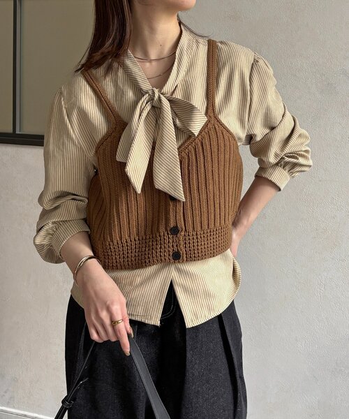 Thevon（ゼボン）の「ビスチェSETボウタイブラウス（シャツ/ブラウス・レディース・ブルー/ベージュ/アイボリー・FREE）」の2枚目の写真