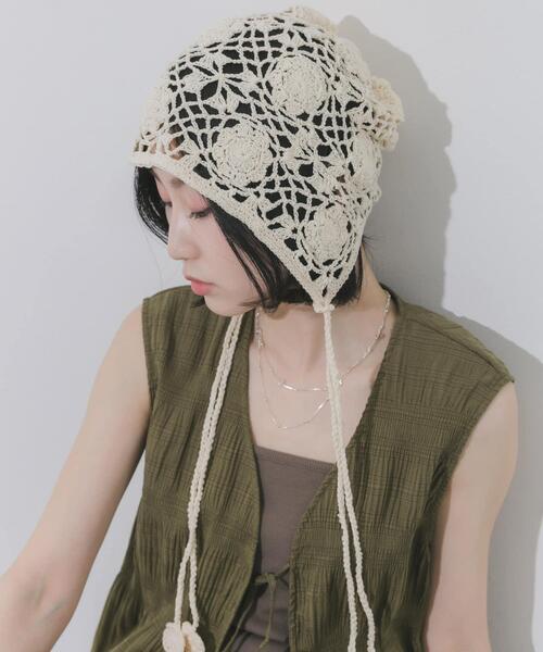 SMELLY(スメリー)の「フラワーデザインボンネット(ニットキャップ/ビーニー・レディース・アイボリー/ブラック・-)」の2枚目の写真