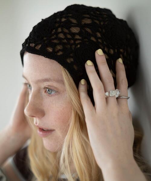 SMELLY(スメリー)の「フラワーデザインボンネット(ニットキャップ/ビーニー・レディース・アイボリー/ブラック・-)」の8枚目の写真