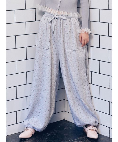 FURFUR（ファーファー）の「【限定カラー】ミニフラワープリントスウェットパンツ（その他パンツ・レディース・ライトグレー/ホワイト/ブラック・0/1）」の3枚目の写真