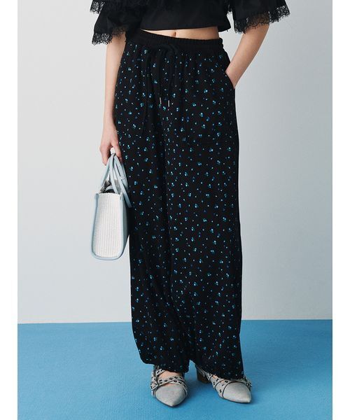 FURFUR（ファーファー）の「【限定カラー】ミニフラワープリントスウェットパンツ（その他パンツ・レディース・ライトグレー/ホワイト/ブラック・0/1）」の2枚目の写真