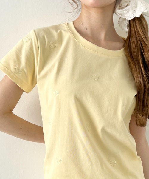 Loueme(ルエム)の「ハート刺繍コンパクトTee(Tシャツ/カットソー・レディース・イエロー/ホワイト/ピンク/ブラック/ライトブルー・FREE)」の4枚目の写真