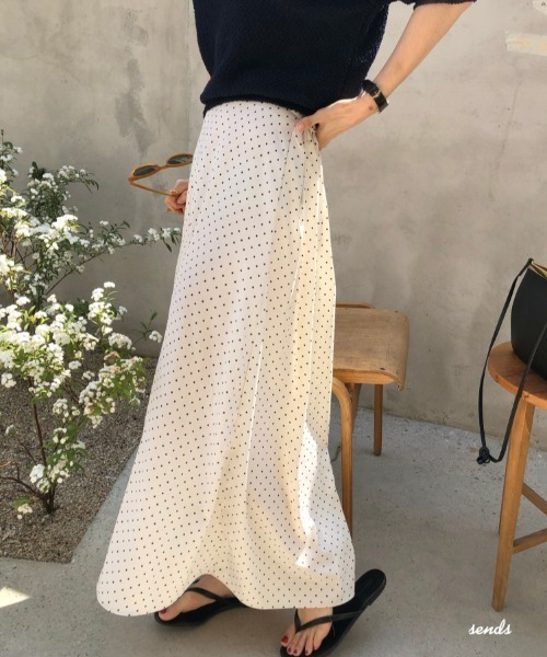 Emilie(エミリー)の「フレアシルエットスカート(スカート・レディース・ブラック/ホワイト・FREE)」の5枚目の写真