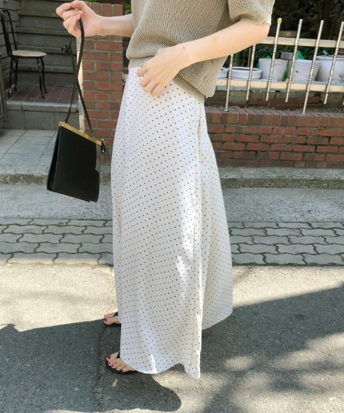 Emilie(エミリー)の「フレアシルエットスカート(スカート・レディース・ブラック/ホワイト・FREE)」の11枚目の写真