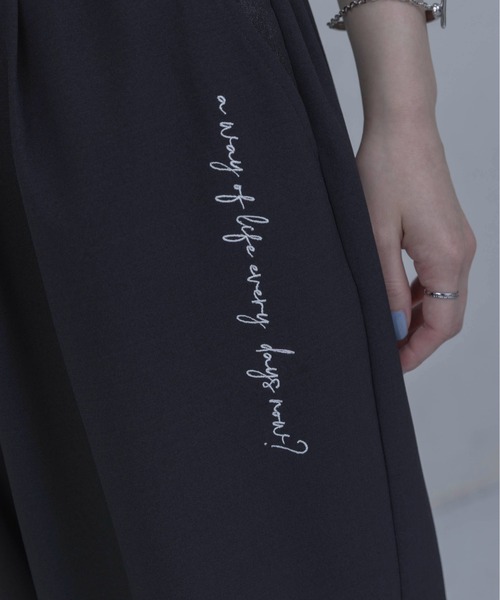 Eimee Law（エイミーロウ）の「刺繍ツータック ワイドパンツ（その他パンツ・レディース・ライトブルー/ブラック/ライトベージュ・MEDIUM）」の6枚目の写真