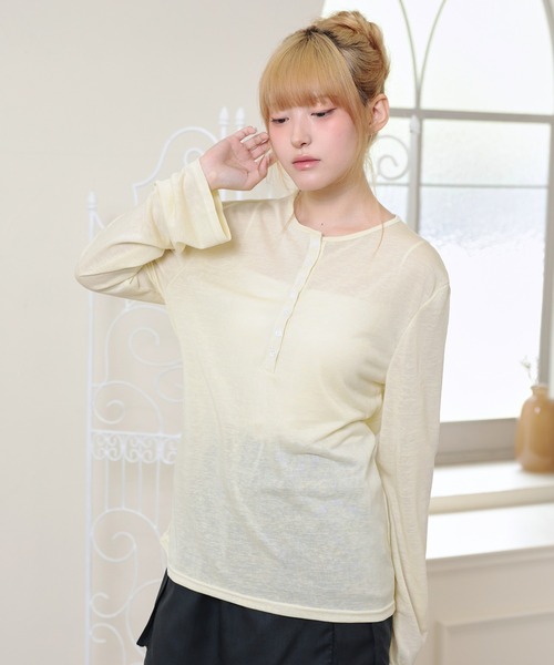 LiLIN(リリン)の「ソリッドカラー ヘンリーネック スムース 長袖 カットソー(Tシャツ/カットソー・レディース・イエロー/ブラック/ブルー/ホワイト・FREE)」の4枚目の写真