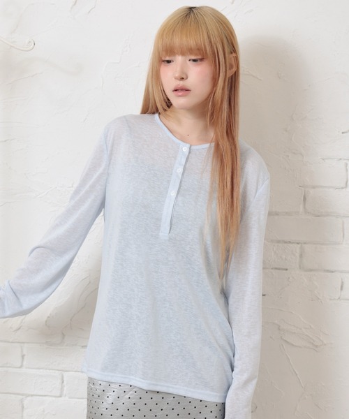 LiLIN(リリン)の「ソリッドカラー ヘンリーネック スムース 長袖 カットソー(Tシャツ/カットソー・レディース・イエロー/ブラック/ブルー/ホワイト・FREE)」の1枚目の写真