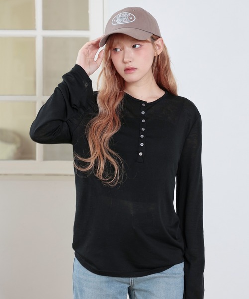 LiLIN(リリン)の「ソリッドカラー ヘンリーネック スムース 長袖 カットソー(Tシャツ/カットソー・レディース・イエロー/ブラック/ブルー/ホワイト・FREE)」の3枚目の写真
