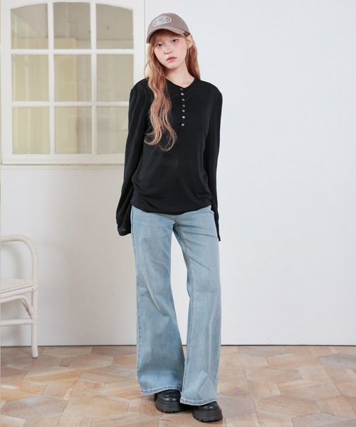 LiLIN(リリン)の「ソリッドカラー ヘンリーネック スムース 長袖 カットソー(Tシャツ/カットソー・レディース・イエロー/ブラック/ブルー/ホワイト・FREE)」の8枚目の写真