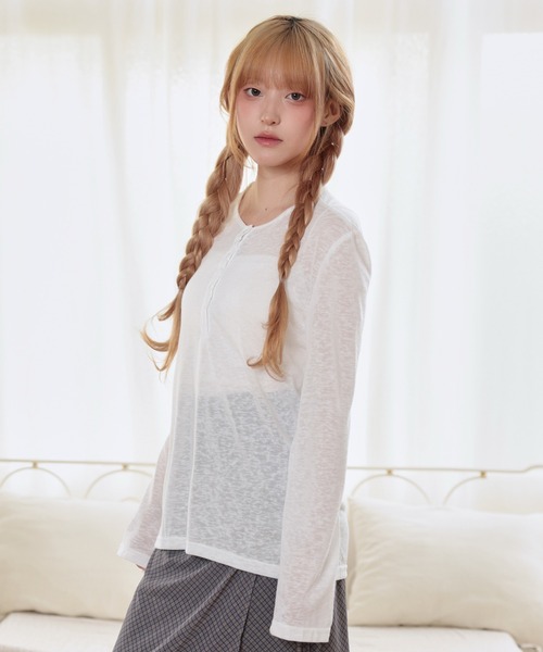 LiLIN(リリン)の「ソリッドカラー ヘンリーネック スムース 長袖 カットソー(Tシャツ/カットソー・レディース・イエロー/ブラック/ブルー/ホワイト・FREE)」の16枚目の写真