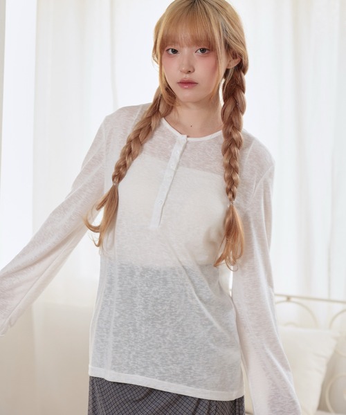 LiLIN(リリン)の「ソリッドカラー ヘンリーネック スムース 長袖 カットソー(Tシャツ/カットソー・レディース・イエロー/ブラック/ブルー/ホワイト・FREE)」の17枚目の写真