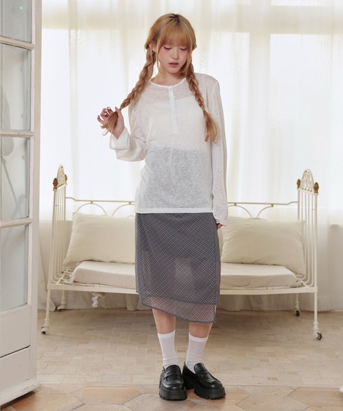 LiLIN(リリン)の「ソリッドカラー ヘンリーネック スムース 長袖 カットソー(Tシャツ/カットソー・レディース・イエロー/ブラック/ブルー/ホワイト・FREE)」の18枚目の写真