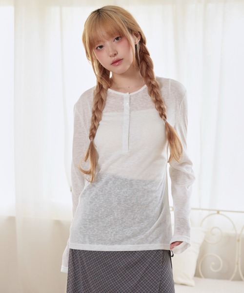 LiLIN(リリン)の「ソリッドカラー ヘンリーネック スムース 長袖 カットソー(Tシャツ/カットソー・レディース・イエロー/ブラック/ブルー/ホワイト・FREE)」の19枚目の写真