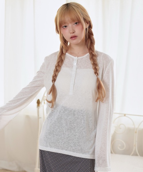 LiLIN(リリン)の「ソリッドカラー ヘンリーネック スムース 長袖 カットソー(Tシャツ/カットソー・レディース・イエロー/ブラック/ブルー/ホワイト・FREE)」の20枚目の写真