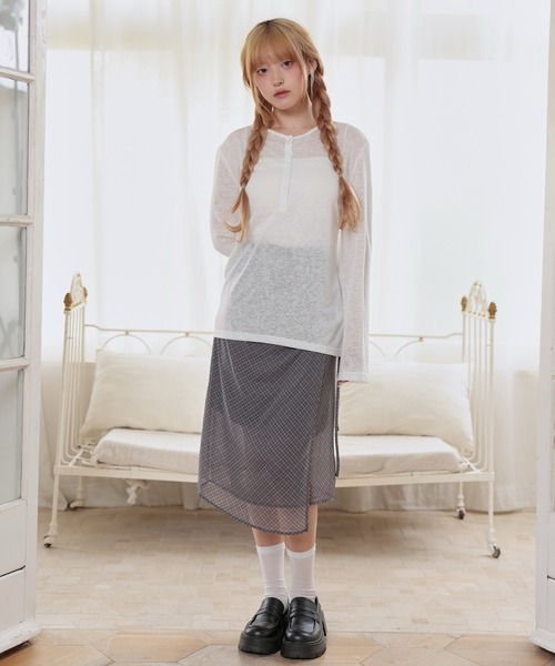 LiLIN(リリン)の「ソリッドカラー ヘンリーネック スムース 長袖 カットソー(Tシャツ/カットソー・レディース・イエロー/ブラック/ブルー/ホワイト・FREE)」の21枚目の写真