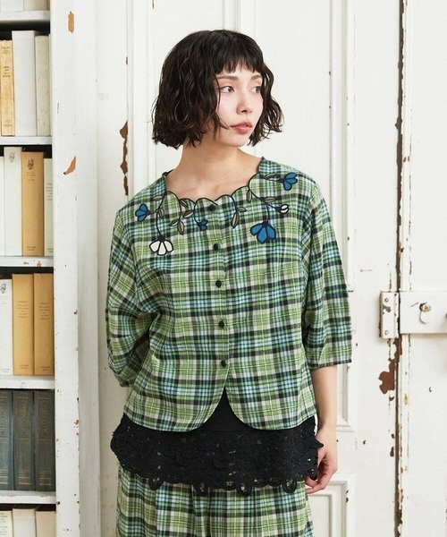 Jocomomola(ホコモモラ)の「Dulcinea チェックフラワースカラップ刺繍ブラウス(シャツ/ブラウス・レディース・グリーン/オレンジ・40)」の2枚目の写真