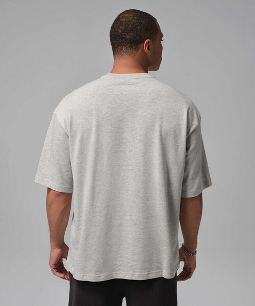 JORDAN BRAND（ジョーダンブランド）の「ジョーダン フライト エッセンシャル メンズ オーバーサイズド Tシャツ / Jordan Flight Essentials Men's Oversized T-Shirt IB7345-050 Grey Heather（Tシャツ/カットソー・メンズ・霜降りグレー・XS/XL/S/M/L/2XL）」の2枚目の写真