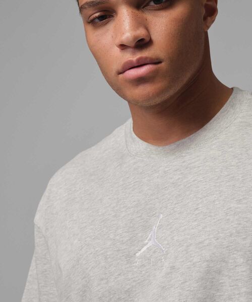 JORDAN BRAND（ジョーダンブランド）の「ジョーダン フライト エッセンシャル メンズ オーバーサイズド Tシャツ / Jordan Flight Essentials Men's Oversized T-Shirt IB7345-050 Grey Heather（Tシャツ/カットソー・メンズ・霜降りグレー・XS/XL/S/M/L/2XL）」の3枚目の写真