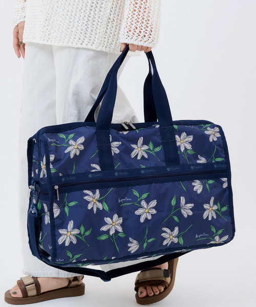 LeSportsac（レスポートサック）の「DELUXE LG WEEKENDER フローラルブルームズネイビー（ボストンバッグ・レディース・ブルー・FREE）」の7枚目の写真