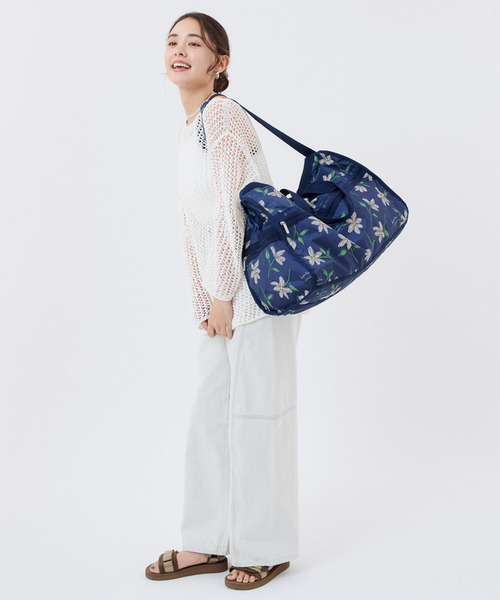 LeSportsac（レスポートサック）の「DELUXE LG WEEKENDER フローラルブルームズネイビー（ボストンバッグ・レディース・ブルー・FREE）」の8枚目の写真