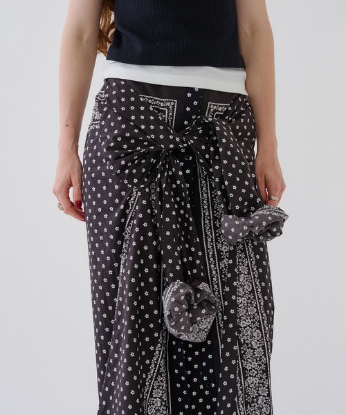 INDIA IS BEAUTIFUL（インディアイズビューティフル）の「【ROSE BUD別注】INDIA IS BEAUTIFUL/PRINTED SKIRT（スカート・レディース・ブラック/ブルー・ONE SIZE）」の4枚目の写真