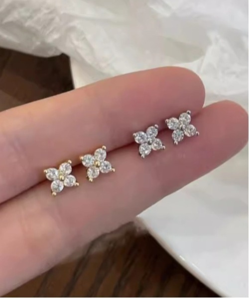 MASHIRO(マシロ)の「フラワークローバーモチーフアクリルストーンワンポイントペアピアス(MA/EKW163)(ピアス(両耳用)・レディース・シルバー/ゴールド・FREE)」の10枚目の写真