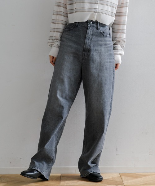 YANUK（ヤヌーク）の「ルーズストレート JOAN（デニムパンツ・レディース・ブルー/ライトグレー/サックスブルー系・23/24/25）」の2枚目の写真