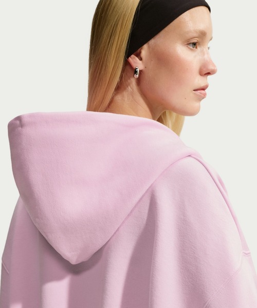 NIKE（ナイキ）の「ナイキ スタジオ フリース ミディアムウェイト ウィメンズ オーバーサイズド クロップド フルジップ スウェットシャツ / Nike Studio Fleece Medium Weight Women's Oversized Cropped Full-Zip Sweatshirt IV5748-663 Pink Foam（パーカー・レディース・ピンク・XL/L/M/S/XS）」の3枚目の写真