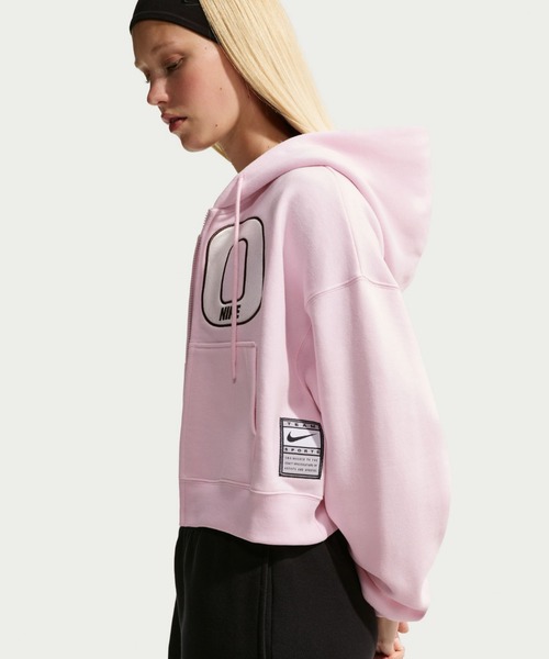 NIKE（ナイキ）の「ナイキ スタジオ フリース ミディアムウェイト ウィメンズ オーバーサイズド クロップド フルジップ スウェットシャツ / Nike Studio Fleece Medium Weight Women's Oversized Cropped Full-Zip Sweatshirt IV5748-663 Pink Foam（パーカー・レディース・ピンク・XL/L/M/S/XS）」の4枚目の写真
