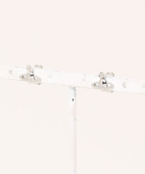 Vivienne Westwood（ヴィヴィアンウエストウッド）の「FARAH EARRINGS（イヤリング・レディース・シルバー/ブラック・FREE）」の2枚目の写真