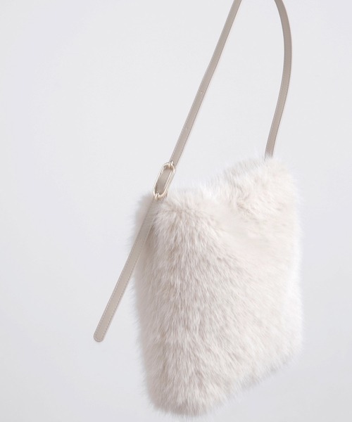 NATURAL BEAUTY BASIC(ナチュラルビューティーベーシック)の「フェイクファーワンショルダー(ショルダーバッグ・レディース・グレイッシュベージュ/オフホワイト・-)」の1枚目の写真